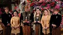 Presiden Joko Widodo bersama Ibu Negara Iriana foto bersama pengantin Kahiyang Ayu dan Bobby Nasution di Graha Saba Buana, Solo, Rabu (8/11). (Liputan6.com/Pool/Jimboengphoto)