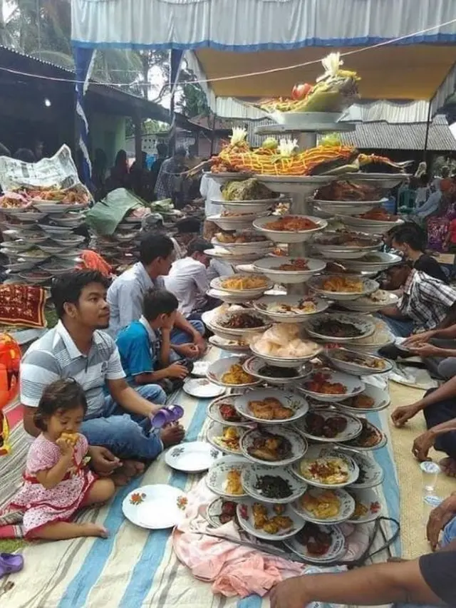 9 Momen Nyeleneh Orang saat Makan Bareng, Lauknya Bikin Bingung