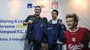 Perwakilan Manajemen AXA Mandiri Hartono memberikan jaket kepada pemain legendaris Liverpool Vladimir Smicer pada sharing and learning kepada anak-anak U-12 di Grand Futsal, Jakarta, Jumat (8/2). (Liputan6.com/Fery Pradolo)