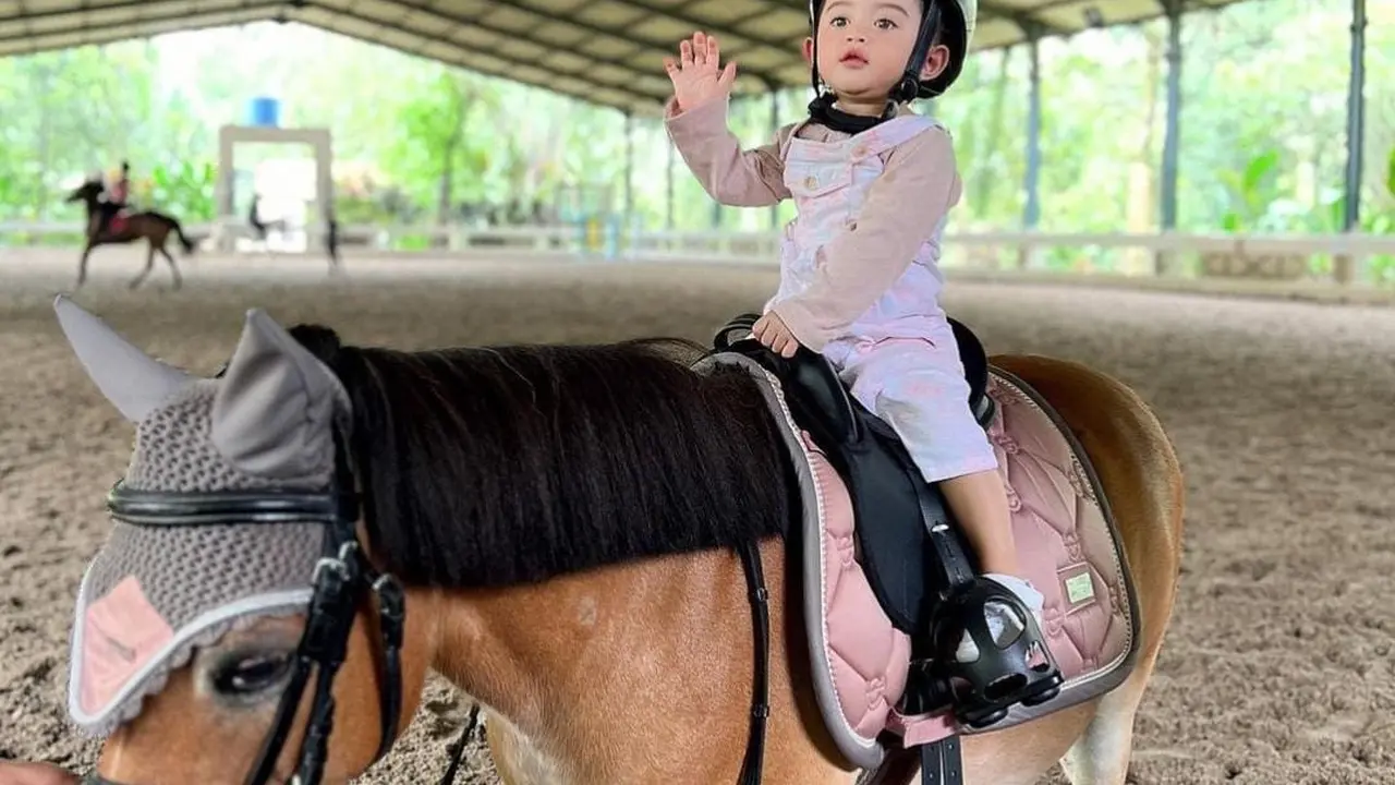 Baby Guzel Anak Ali Syakieb tak takut berkuda