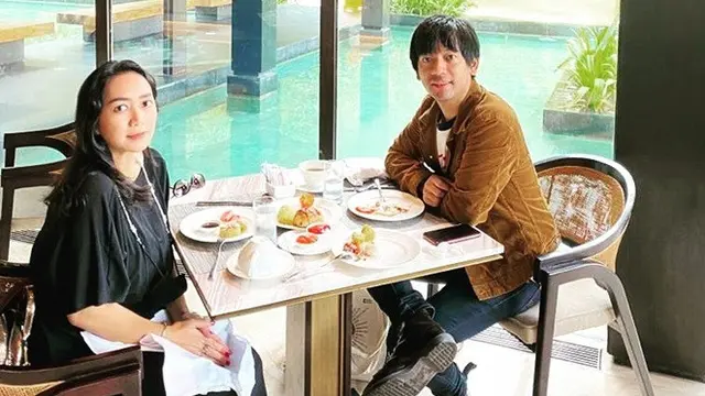 7 Potret Mesra Rian D'Masiv dan Istri yang Jarang Tersorot