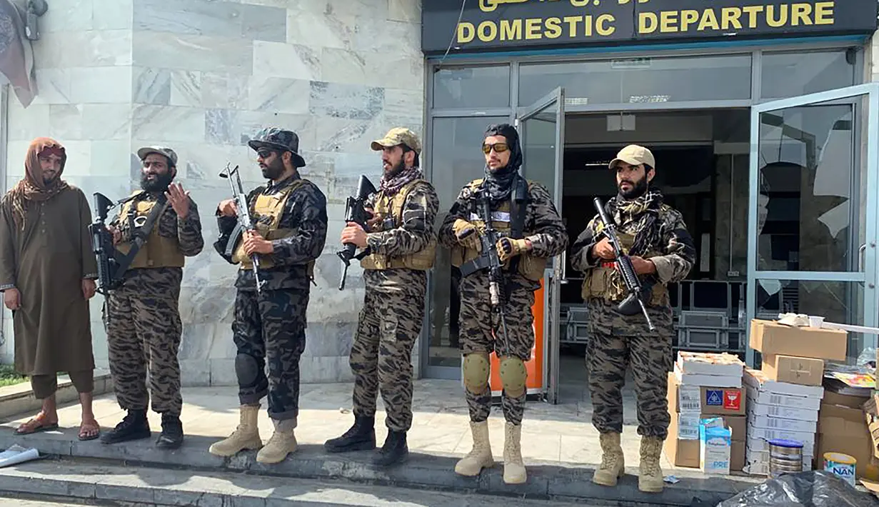 Pasukan Taliban berjaga-jaga dalam Bandara Internasional Hamid Karzai setelah penarikan Amerika Serikat (AS) di Kabul, Afghanistan, Selasa (31/8/2021). Taliban memegang kendali penuh atas Bandara Kabul setelah pesawat AS terakhir meninggalkan landasan pacu. (AP Photo/Kathy Gannon)