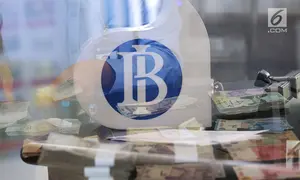 Karyawan menghitung uang kertas rupiah yang rusak di tempat penukaran uang rusak di Gedung Bank Indonessia, Jakarta (4/4). Selain itu BI juga meminta masyarakat agar menukarkan uang yang sudah tidak layar edar. (Merdeka.com/Arie Basuki)