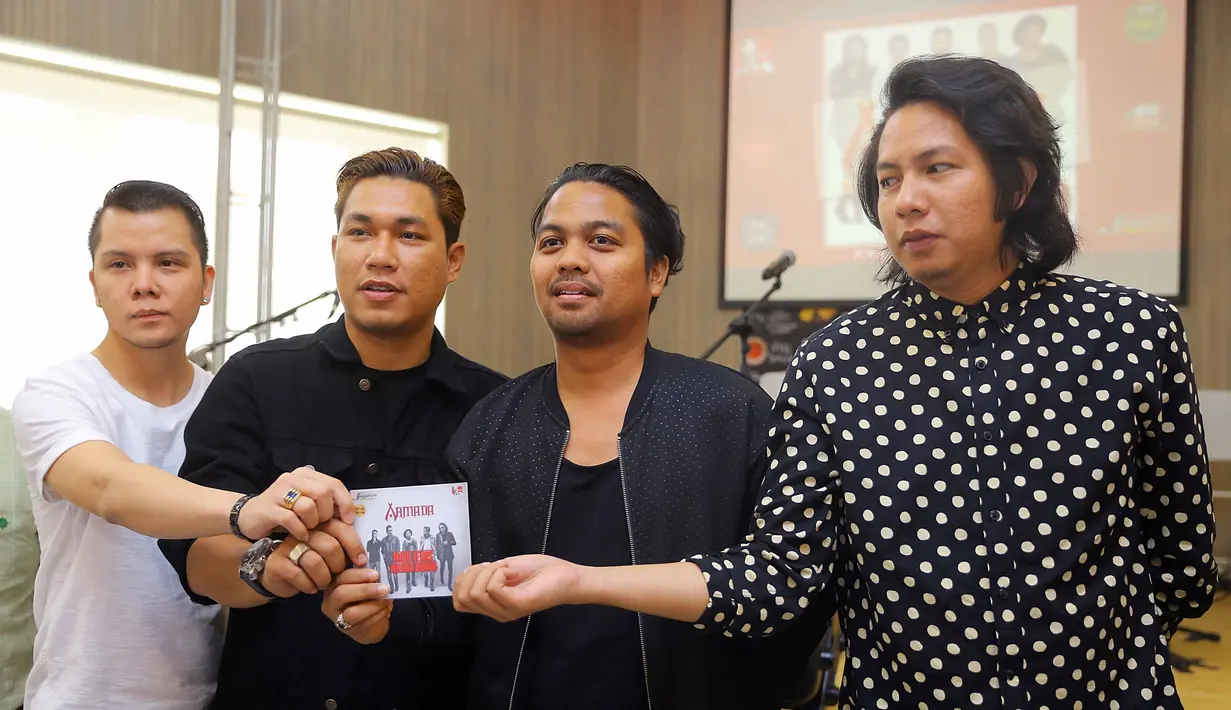 Dalam album barunya yang bertajuk ‘Maju Terus Pantang Mundur’ ini terdapat 10 lagu plus satu bonus soundtrack. Diakuinya, dari 11 lagu tersebut bertema percintaan namun lebih bersifat universal. (Nurwahyunan/Bintang.com)