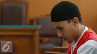 Muhammad Prio Santoso tertunduk saat menjalani sidang perdana di Pengadilan Negeri Jakarta Selatan, Senin (21/9/2015). Prio dikenai Pasal 338 serta 339 KUHP dan Pasal 365 KUHP. (Liputan6.com/Herman Zakharia)
