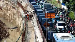 Sejumlah kendaraan terjebak kemacetan di samping proyek pembangunan underpass Mampang, Jakarta, Senin (6/11). Anies beranggapan, tak terdapatnya amdal lalin beresiko pada kemacetan parah di titik-titik pembangunan. (Liputan6.com/JohanTallo)