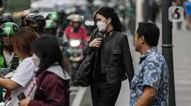 Warga menggunakan masker saat beraktivitas di kawasan Thamrin, Jakarta, Kamis (7/12/2023). (Liputan6.com/Faizal Fanani)