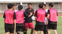 Pesepakbola asal Inggris, Jesse Lingard saat memberikan coaching clinic di Stadion Madya, Jakarta, Sabtu (10/6/2023). (Bola.com/Muhammad Iqbal Ichsan)