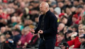 Pelatih Liverpool, Arne Slot, bereaksi selama pertandingan leg kedua babak 16 besar Liga Champions antara Liverpool dan Galatasaray, di Liverpool, Inggris, Kamis (19-3-2026) dini hari WIB. (AP Photo/Jon Super)