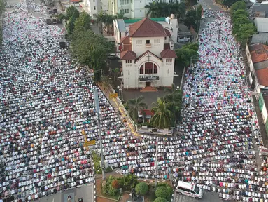 Ribuan umat muslim melaksanakan Salat Idul Fitri 1439 H di kawasan Jatinegara, Jakarta, Jumat (15/6). Seluruh masyarakat di Indonesia serentak merayakan Hari Raya Idul Fitri 1439 H sesuai ketetapan pemerintah Jumat (15/6). (Liputan6.com/Arya Manggala)