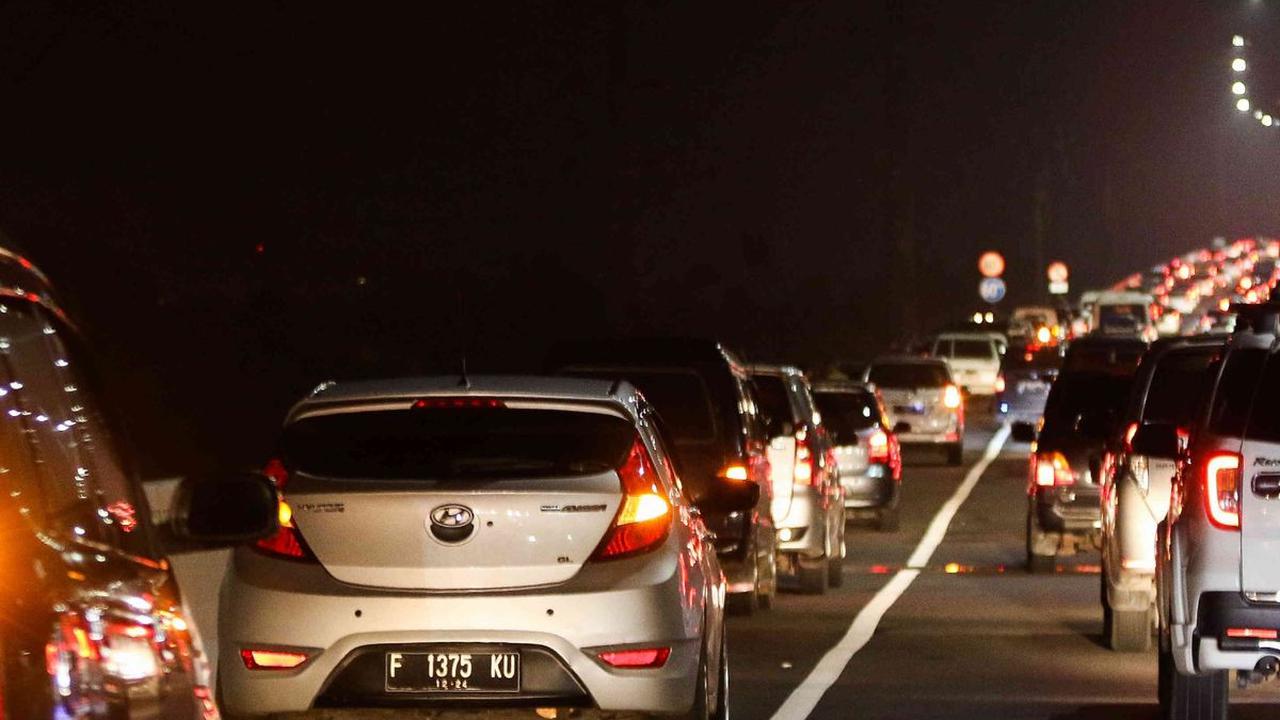 "Jagorawi, cuma tersendatlah masih jalan. Keluar Cibubur stag. Cawang sudah enggak karu-karuan," papar Randy.