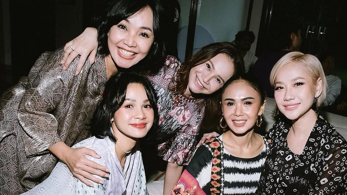 Parade Busana Muslim Print dari Bunga Citra Lestari, Yuni Shara, hingga Vina Panduwinata di Bukbar Penyanyi Lintas Generasi