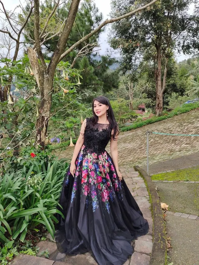 Gaya Pemotretan Tessa Kaunang Dengan Dress Panjang, Tampil Menawan. (Sumber: Instagram/tessakaunang_tuiit)