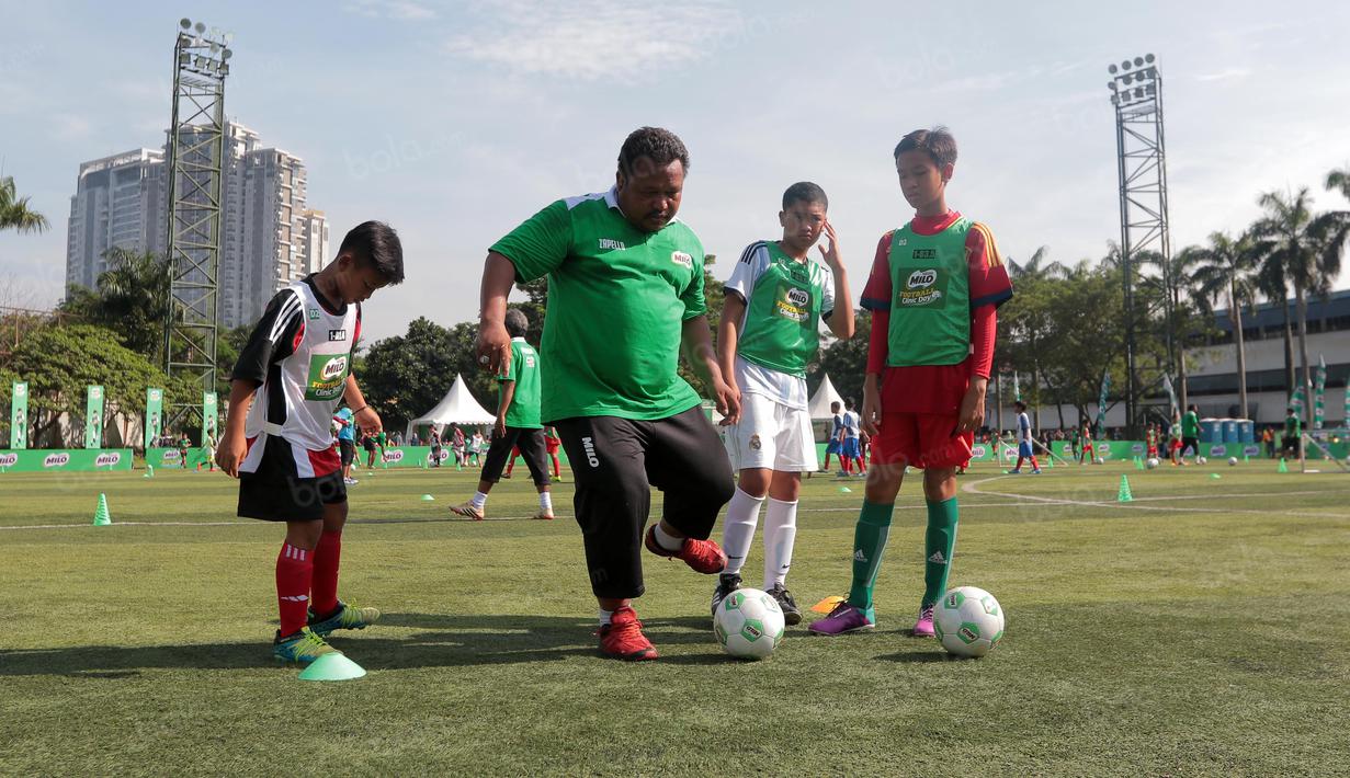 Coach Zaenal Abidin saat membagikan tips keeping bola kepada siswa Sekolah Dasar yang mengikuti ajang Milo Football Clinic Day, Minggu (30/10/2016) di Simprug. (Bola.com/Nicklas Hanoatubun)