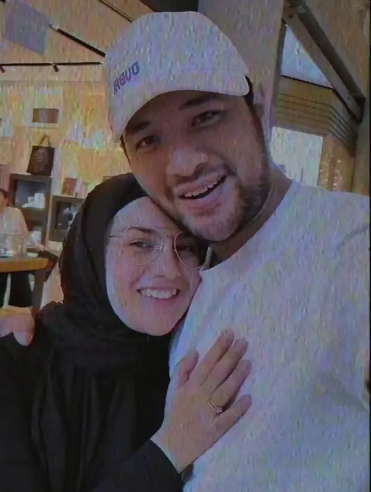 Tidak vakum untuk jangka waktu yang lama dari dunia hiburan, Ammar mengatakan dirinya dan sang istri hanya berlibur sebentar. Mereka ingin menikmati hasil kerja kerasnya selama ini. (Instagram/_irishbella_)