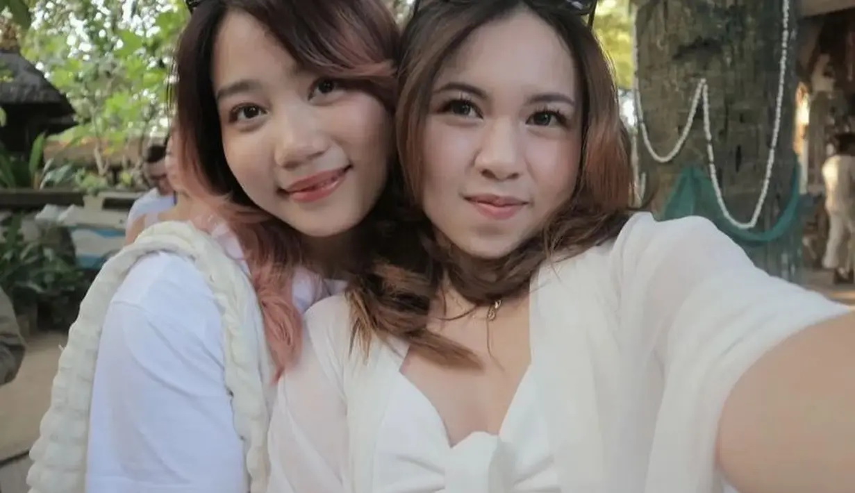 Wajah dipoles dengan makeup flawless tanpa makeup berlebih. Tampak mengaplikasikan lipstik pink tipis glossy dan blush on tipis. Riasan matanya pun dibuat polos.  [@camilliazr]