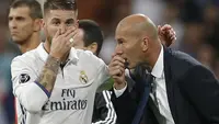 Sergio Ramos tengah berbisik kepada Zinedine Zidane dalam laga Real Madrid Vs Espanyol (AP Photo/Daniel Ochoa de Olza)