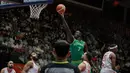 Pemain Timnas Basket Australia, Thon Maker mencetak poin saat laga final FIBA Asia Cup 2022 antara Timnas Basket Lebanon melawan Timnas Basket Australia di Istora Senayan, Jakarta, Minggu (24/7/2022). Australia menang atas Lebanon 75-73. (Bola.com/Bagaskara Lazuardi)