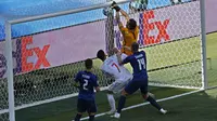 Kiper Slovakia, Martin Dubravka melakukan gol bunuh diri saat melawan Spanyol dalam laga Grup E Euro 2020 di La Cartuja Stadium, Sevilla, Rabu (23/6/2021) malam WIB. (Foto: AP/Pool/Julio Munoz)