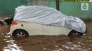 Sebuah mobil terendam banjir di kawasan Kemang, Jakarta, Kamis (2/1/2020). Banjir yang melanda Jakarta dan sekitarnya mengakibatkan banyak kendaraan terendam air. (Liputan6.com/Herman Zakharia)