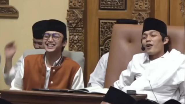 Gus Iqdam dan Gus Azmi tertawa mendengar pengakuan Mama Leli yang ingin memeluk Gus Iqdam (Tangkap Layar YouTube Hamham Uye/Khazim Mahrur)