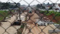 Suasana pengerjaan salah satu ruas jalan tol yang melintasi Kota Depok, Jawa Barat, Selasa (9/4). Jalan tol ini masuk dalam Proyek Tol Cijago Seksi II yang memiliki panjang 5,5 kilometer yang menghubungkan Jalan Raya Bogor hingga Kukusan. (Liputan6.com/Helmi Fithriansyah)