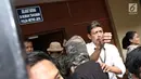 Putra Jeremy Thomas, Axel Matthew Thomas memasuki ruang tahanan di Polda Metro Jaya, Jakarta, Rabu (19/07). Axel Matthew dijerat dengan melanggar terkait Undang Undang Psikotropika terkait memesan narkoba. (Liputan6.com/Herman Zakharia)