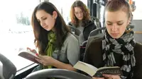 Potret orang membaca buku di angkot. (Independent.co.uk)