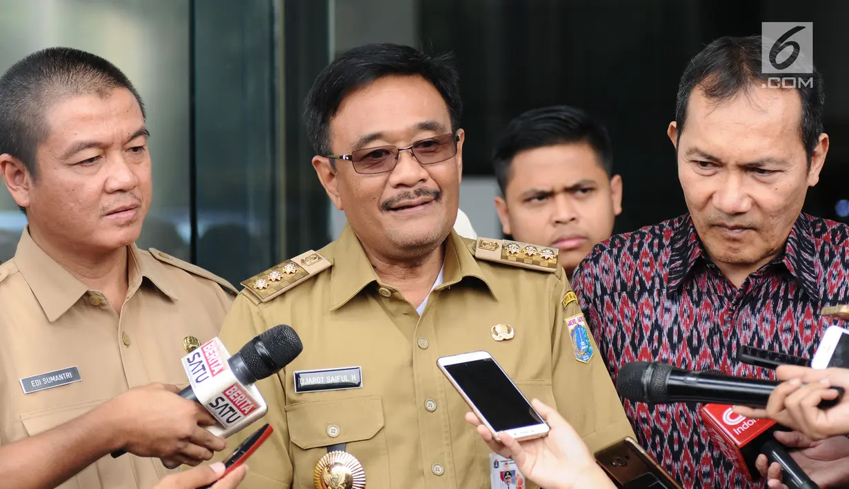 Gubernur DKI Jakarta Djarot Saiful Hidayat bersama pimpinan KPK Saut Situmorang memberi keterangan di depan gedung KPK, Jakarta, Senin (25/9). Kedatangan Djarot untuk menandatangani MoU terkait pajak dan retribusi. (Liputan6.com/Helmi Fithriansyah)
