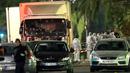 Pada 14 Juli 2016, Sebuah truk melaju kencang dan menghantam kerumunan warga yang sedang melihat kembang api untuk memperingati Bastille Day di kota Nice, Prancis hingga menewaskan 86 orang. (AP Photo/Claude Paris)