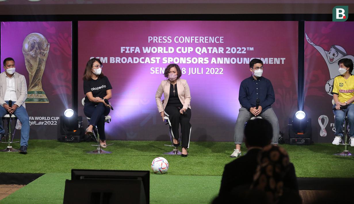 (kiri-kanan) Marketing Director Le Minerale Febri Satria Hutama, VP Marketing Tokopedia Hilda Kitti, Direktur SCM Harsiwi Achmad, Managing Director Gopay Budi Gandasoebrata dan President Director Bintang Toedjoe Fanny Kurniaty saat menghadiri acara konferensi pers terkait SCM Broadcast Sponsors Announcement Piala Dunia 2022 di Jakarta, Senin (18/7/2022). (Bola.com/Abdul Aziz)