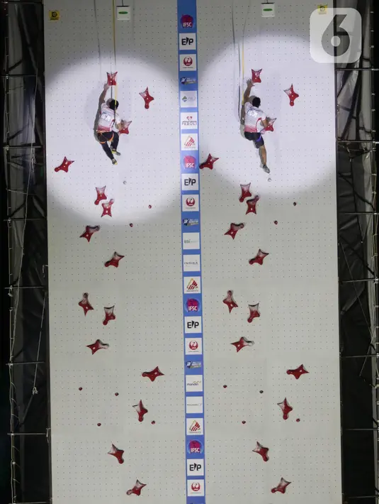 Atlet Panjat Tebing Putra Indonesia, Veddriq Leonardo (kiri) dan Kiromal Katibin beradu kecepatan di Kejuaraan Panjat Tebing Dunia IFSC 2022 di Jakarta, Sabtu (24/9/2022). Di Babak Final, Kiromal Katibin menempati posisi kedua dengan catatan waktu 5,75 detik. (Liputan6.com/Helmi Fithriansyah)