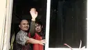 Tersangka kasus Video Porno, Ariel Peterpan (kanan) melambai lewat jendela belakang Mabes Polri.(Antara)