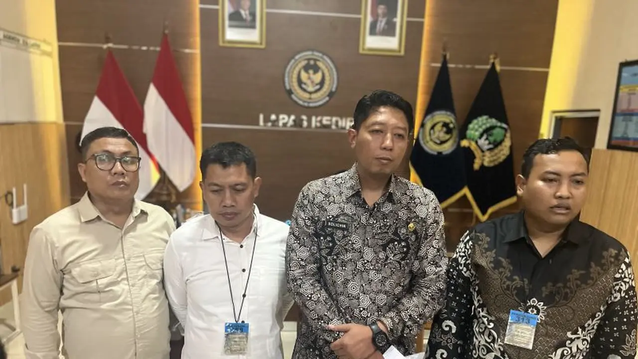 Kepala Lapas Kelas II A Kediri Solichin (kedua dari kanan)