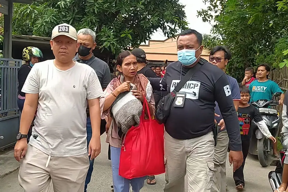 Perempuan bernama Iroh Huraeroh (tengah), asal Pandeglang, mendatangi rumah warga dan mengaku sebagai utusan malaikat. (Istimewa)