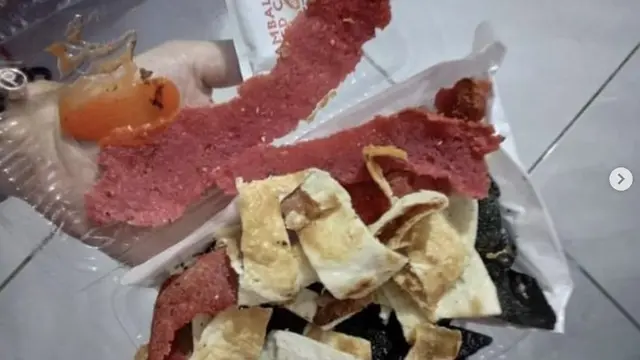 6 Momen Apes Makan Kebab Ini Bikin Elus Dada, Isiannya Sedikit Banget
