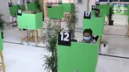 Peserta BPJAMSOSTEK berkomunikasi dengan petugas dari LAPAK ASIK (Layanan Tanpa Kontak Fisik) di Kantor Cabang Tangerang, Jumat (12/6/2020). Layanan dengan protokol kesehatan tanpa harus kontak langsung ini untuk mencegah penularan COVID-19 di masa tatanan normal baru. (Liputan6.com/Angga Yuniar)