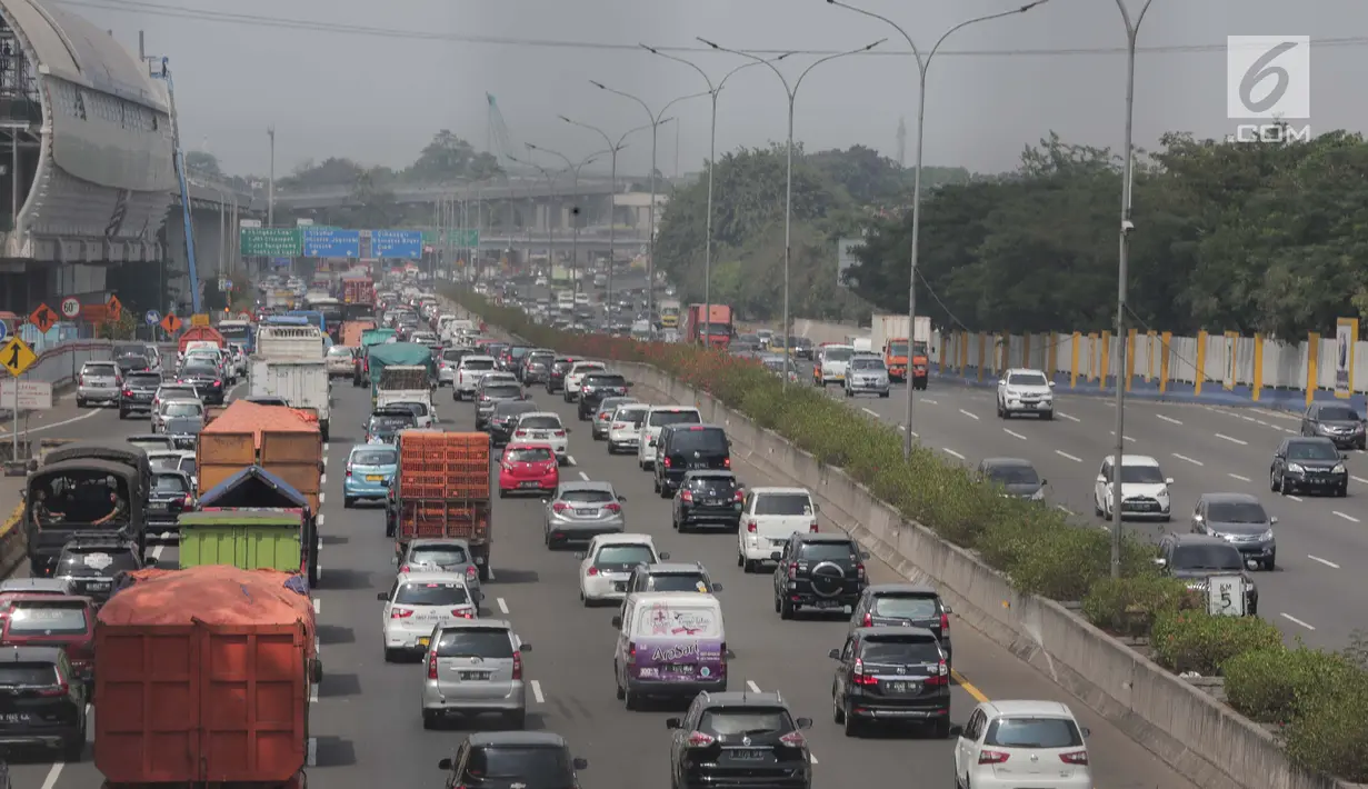 Sejumlah kendaraan terjebak kemacetan di Tol Jagorawi, Jakarta, Sabtu (6/7/2019). Direktur Eksekutif KPPB Ahmad Safruddin menilai pembatasan kendaraan pribadi melintas di ruas-ruas tertentu perlu diintensifkan untuk membantu mengurangi polusi udara. (Liputan6.com/Faizal Fanani)