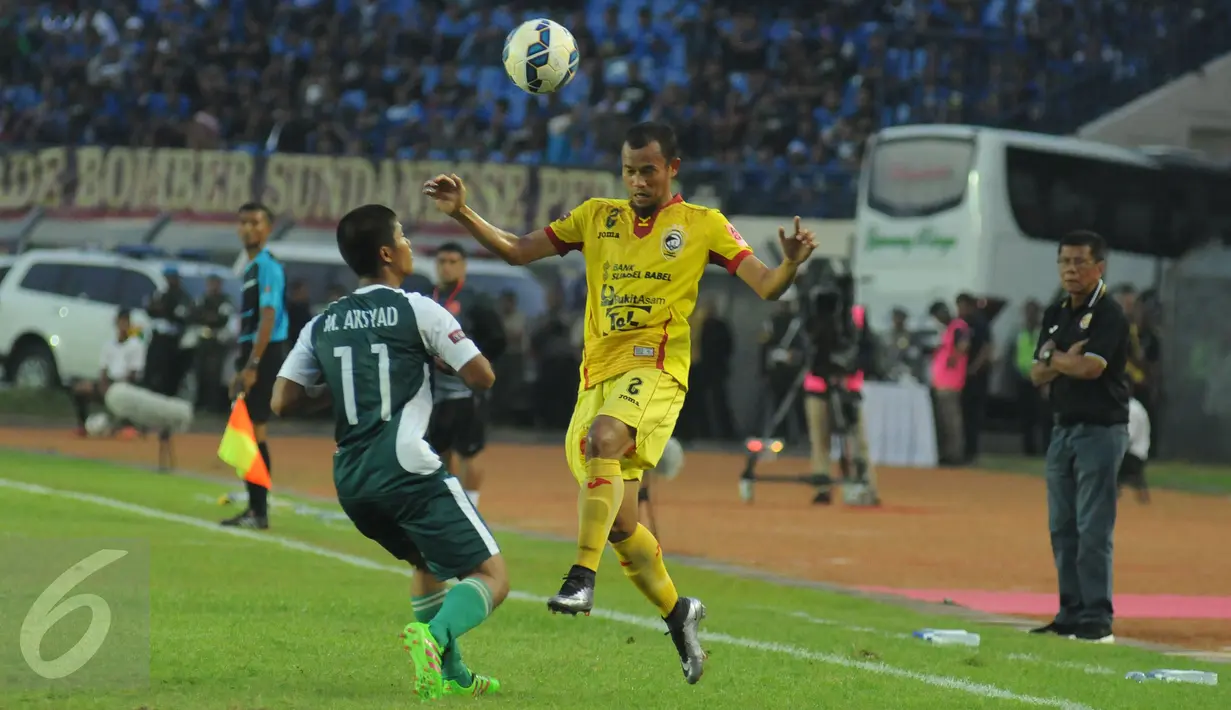Bek Sriwijaya FC, Supardi (kanan) membuang bola melewati gelandang PS TNI M Arsyad pada lanjutan Turnamen Piala Bhayangkara di Stadion Si Jalak Harupat, Bandung, Minggu (20/3/2016). Sriwijaya FC unggul 2-1 atas PS TNI. (Liputan6.com/Helmi Fithriansyah)