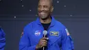 Sedangkan Victor Glover akan menjadi astronot kulit hitam pertama di salah satunya. Glover merupakan penerbang Angkatan Laut AS. Dia akan mengemudikan pesawat ruang angkasa Orion yang akan mengelilingi Bulan pada November 2024. (AP Photo/Michael Wyke)