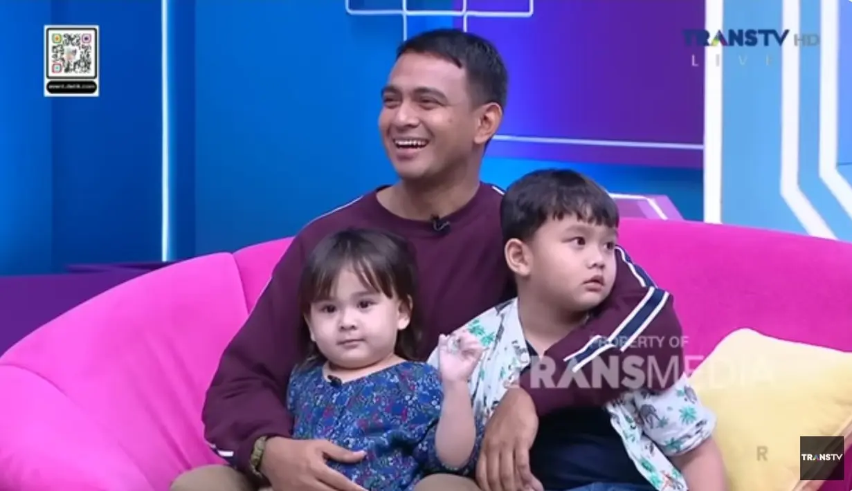 Belum lama ini, pemeran Faruq dalam sinetron Amanah Wali itu menjadi bintang tamu Brownis dengan dua anaknya, Kefi dan Aisha. Dua anak yang selisih dua tahun itu tampak lucu dan menggemaskan. [Instagram/zaky_zimah]