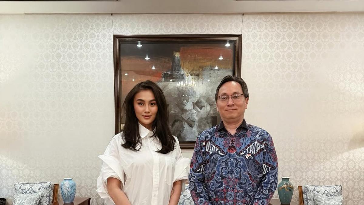 Gaya Layering Agnez Mo Diundang Duta Besar Jepang, Tampil Menawan dengan Tas LV Rp66 Jutaan