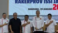 Ketua ISSI Jabar (tengah) bersama pengurus lainnya usai Rakerprov ISSI Jabar, Sabtu (29/1/2022). (Bola.com/Erwin Snaz)