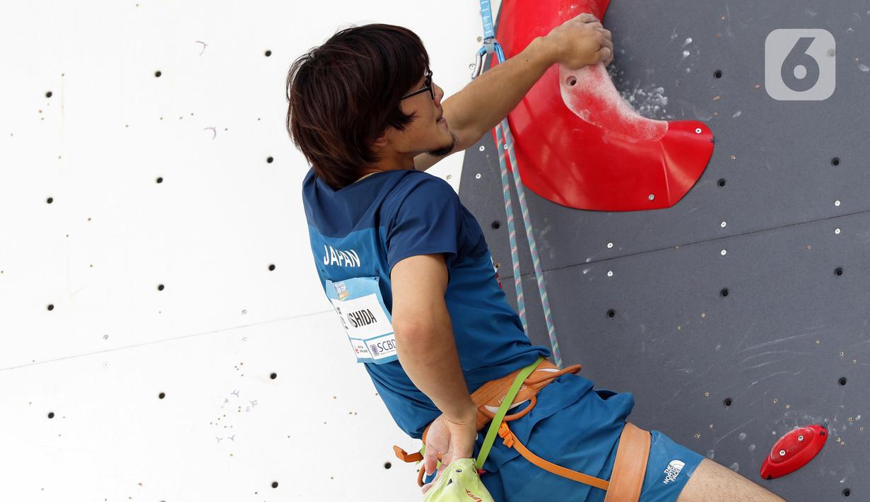 Atlet panjat tebing putra Jepang, Hidemasa Nishida saat beraksi di babak semifinal kategori lead putra Kejuaraan Dunia Panjat Tebing 2022 seri Jakarta, Senin (26/9/2022). Hidemasa Nishida menempati posisi pertama semifinal lead putra Kejuaraan Dunia Panjat Tebing 2022 seri Jakarta dengan 40+. (Liputan6.com/Helmi Fithriansyah)