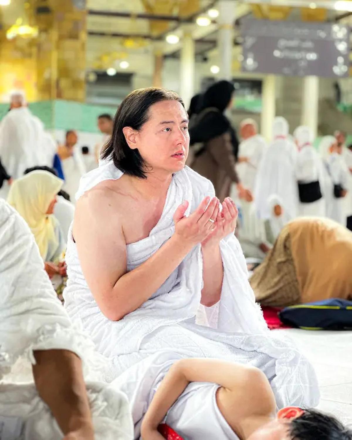 6 Potret Roger Danuarta dan Cut Meyriska Jalani Umrah, Khusyuk di Depan Ka'bah