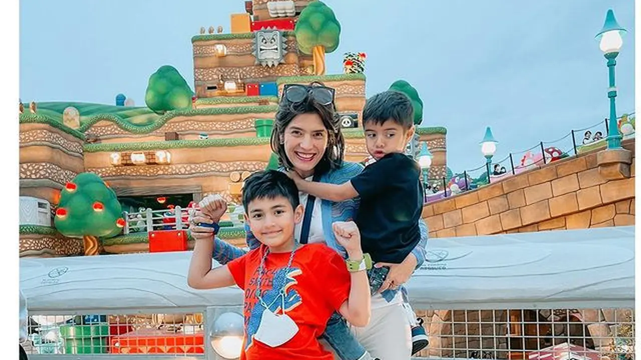 Carissa Putri bersama dua anaknya (Instagram/carissa_puteri)