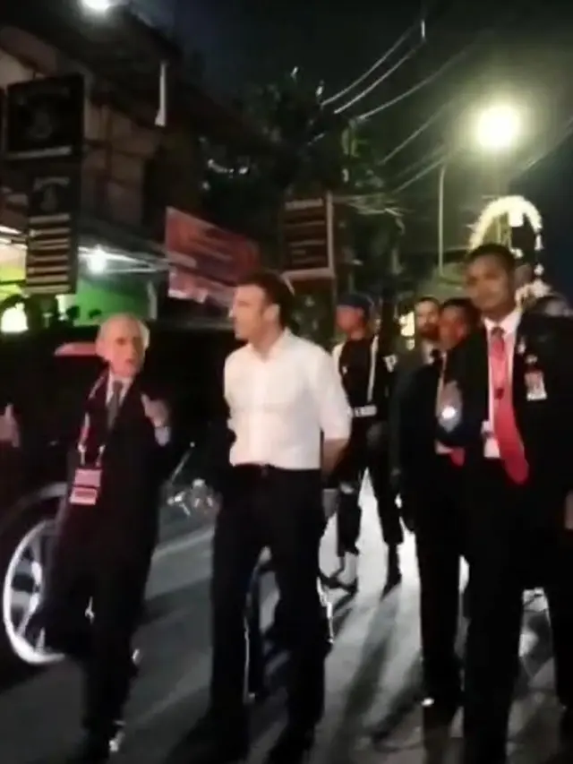 Presiden Prancis Emmanuel Macron nampak berjalan kaki usai menghadiri Gala Dinner bersama delegasi G20 di Garuda Wisnu Kencana (GWK). (Liputan6.com/Benedikta Miranti)