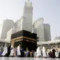 Umat Muslim berdoa di sekitar Kakbah Masjid al-Haram, Makkah, Arab Saudi, Rabu (4/3/2020). Pelarangan sementara ibadah umrah dilakukan untuk mencegah meluasnya penyebaran virus corona. (AP Photo/Amr Nabil)