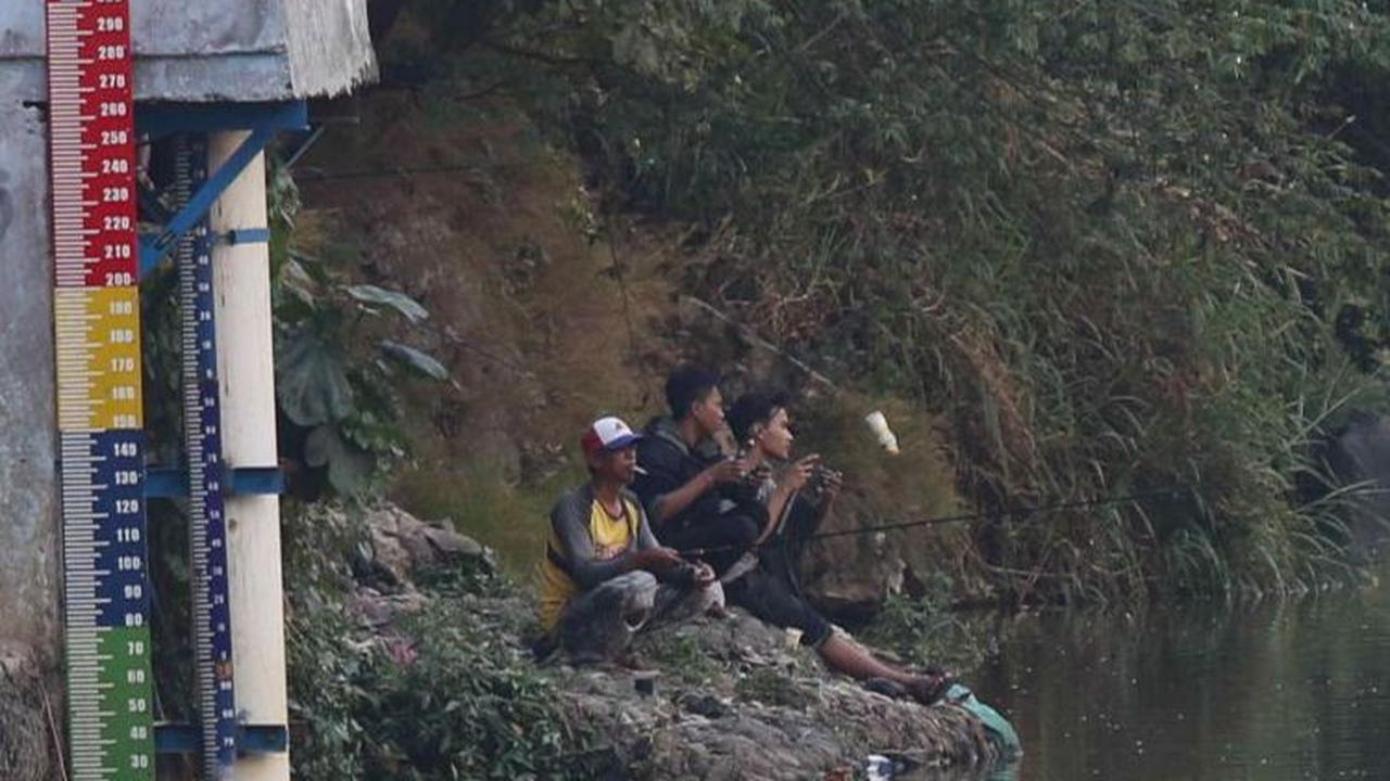 Warga juga memanfaatkan sebagai tempat memancing di salah satu sisi aliran Sungai Ciliwung yang tenang di sekitaran Bendung Katulampa.