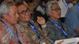 Dirut PT. Pertamina (Persero) Dwi Soetjipto (kanan) dan  Rektor Universitas NU Surabaya Achmad Jazidie (tengah) saat menghadiri Focus Grup Discussion dan Silaturahmi Nasional Ikatan Alumni ITS di Jakarta, Minggu (30/8). (Liputan6.com/Herman Zakharia)